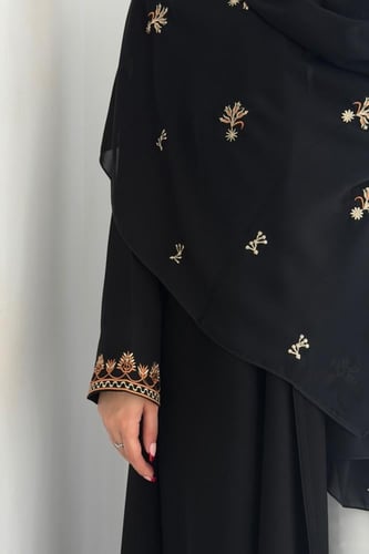 عباية كريب ملكي اكمام وطرحة تطريز