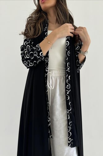 عبايه مطرزة على الأكمام