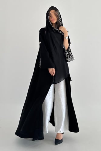 عباية تطريز ابيض كريب ملكي أكمام مفتوحة