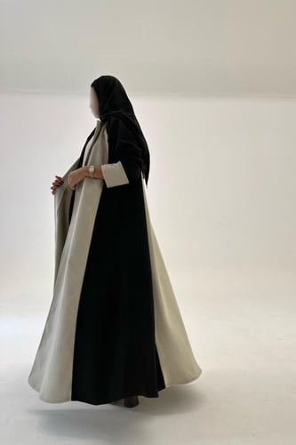 عباية جوخ مع ياقة جوانب سوداء