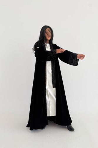 عباية مخمل مع اكمام وتدخيلات شيفون