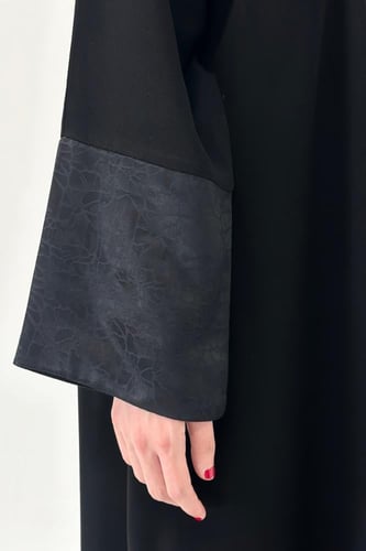 عباية كريب أكمام جاكار حرير