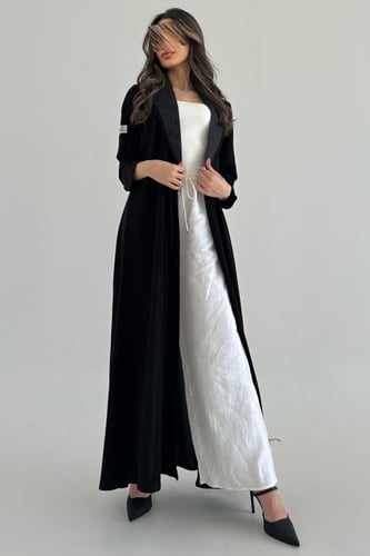 عباية رسمية من الكريب مع ياقة تفتة