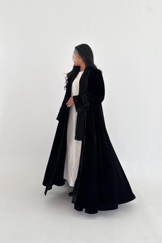 عباية مخمل مع اكمام وتدخيلات شيفون