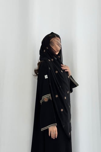 عباية كريب ملكي فخم مع تطريز