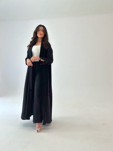 عباية قماش ملكي اسود فاحم مع ياقة