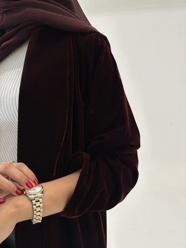 عباية مخمل كوري مع ياقة