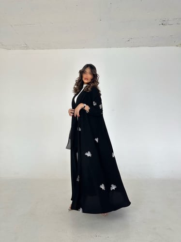 عباية كريب تطريز اوف وايت