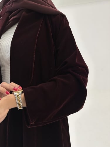 عباية مخمل كوري مع ياقة