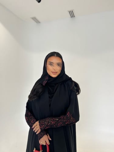 عباية نص كلوش أسود بأكمام دانتيل - طرحة شيفون أسود...