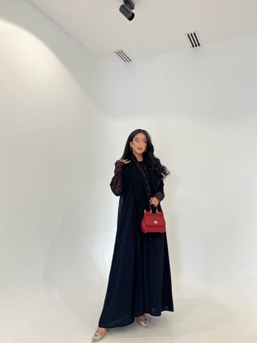 عباية نص كلوش أسود بأكمام دانتيل - طرحة شيفون أسود...