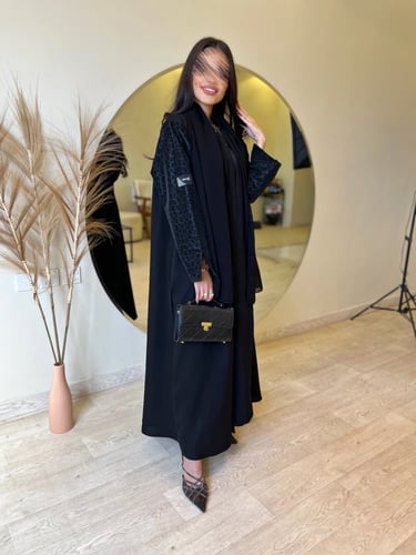 كريب كتان صيني أسود بأكمام من الجلد المشابه للقماش...