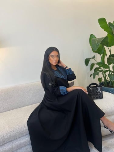 عباية أسود بياقة تفته - قماش كريب كتان