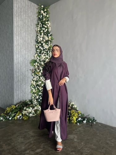 عباية موف نص كلوش بكُم لون اوف وايت - قماش بلاك بي...