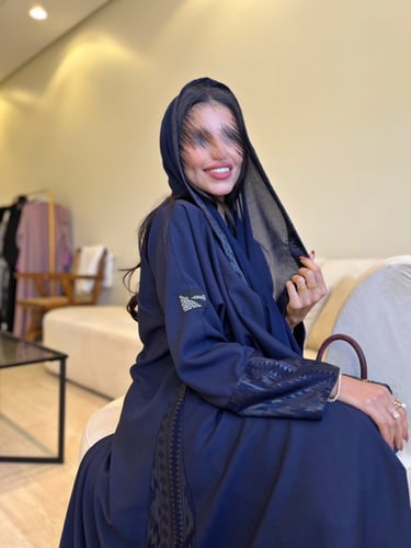 كريب صيني كحلي بقصة نص كلوش مزين من الجانبين بنقشا...