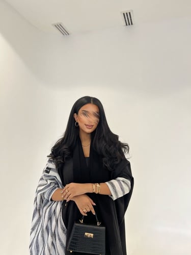 عباية نص بشت أسود بأبيض مقلم - طرحة شيفون أسود