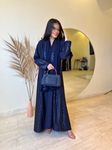 كريب صيني كحلي بقصة نص كلوش مزين من الجانبين بنقشا...