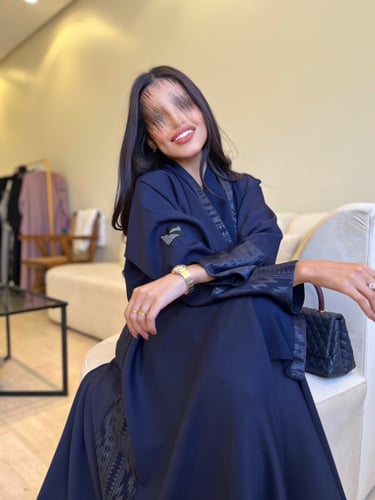 كريب صيني كحلي بقصة نص كلوش مزين من الجانبين بنقشا...