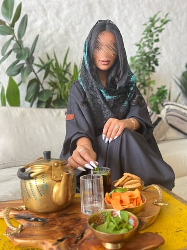 بشت أسود - كريب و طرحة اوبال برسم أخضر