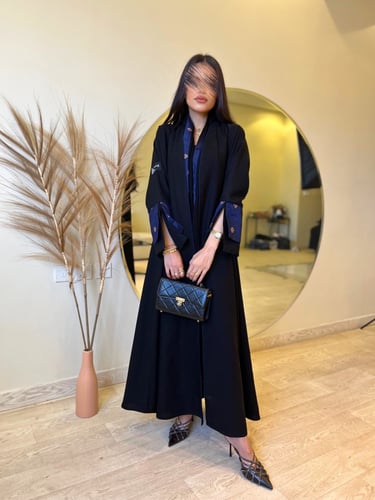 كريب كتان صيني أسود بقصة نص كلوش و اكمام مزينة بال...