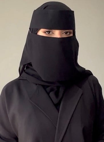 نقاب قصير بمقوي و مطاط مائل