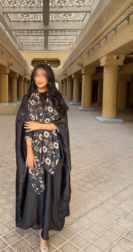 عباية حرير بقصة بشت باللون الأسود اللامع الخفيف و...