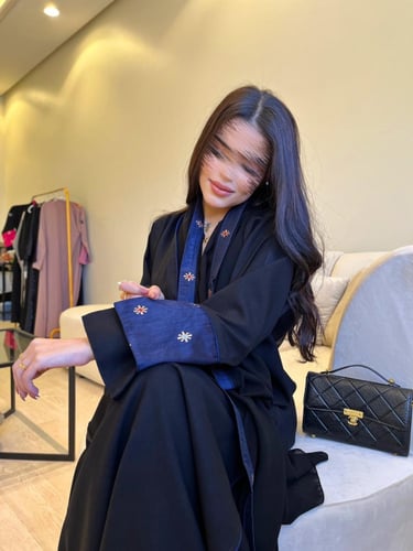 كريب كتان صيني أسود بقصة نص كلوش و اكمام مزينة بال...