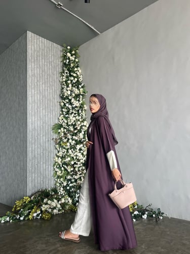 عباية موف نص كلوش بكُم لون اوف وايت - قماش بلاك بي...