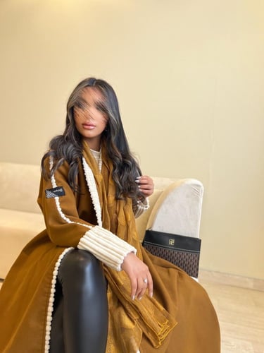 جوخ بني بقصة نص كلوش مزينة بالفرو الناعم _ طرحة دا...