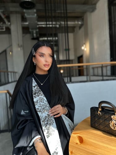 عباية بشت أسود بأطراف حرير - قماش كريب صيني بمظهر...