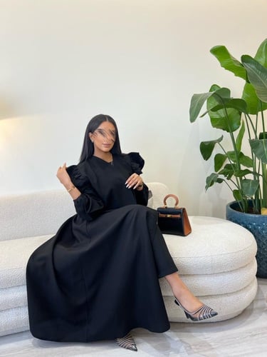 عباية أسود مزينة بطبقتين في الأكتاف - قماش كريب كت...