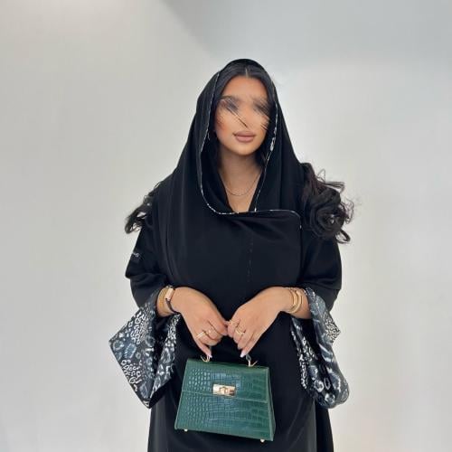 عباية أسود بأكمام مفتوحة و مبطنة بقماش تايقر أسود - طرحة شيفون بطرف تايقر أسود