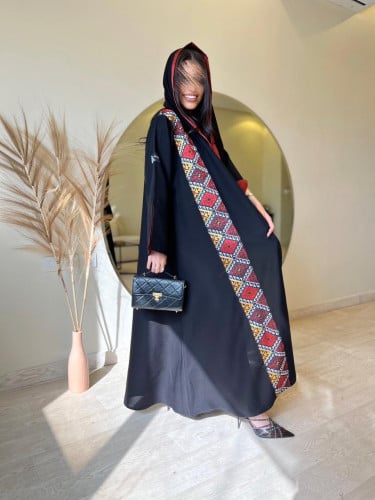 كريب كتان صيني أسود بقصة نص كلوش مزين بأطراف من ال...