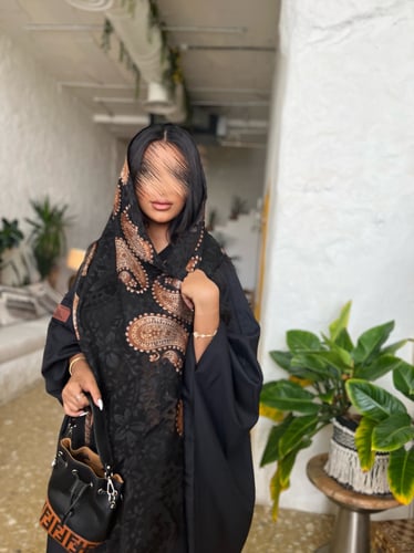 بشت أسود - كريب و طرحة اوبال برسم بني