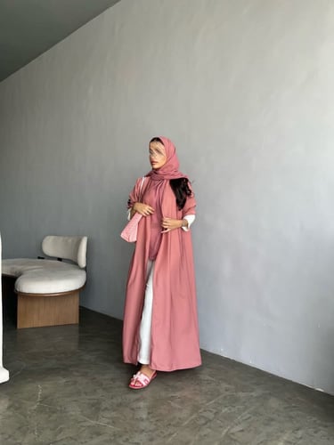 عباية وردي نص كلوش بكُم لون اوف وايت - قماش بلاك ب...