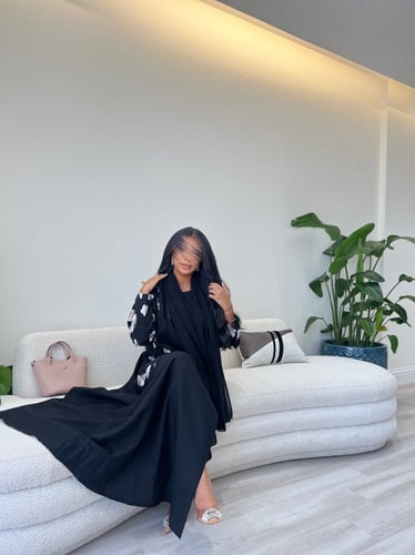 نص كلوش أسود بجوانب تل مطرز - طرحة شيفون أسود