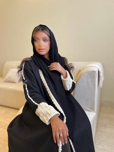 جوخ أسود بقصة نص كلوش مزينه بالفرو الناعم - طرحة ش...