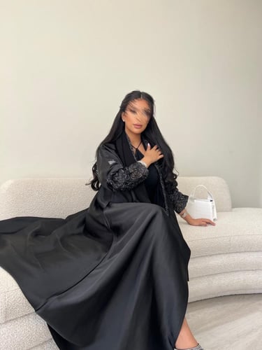 حرير صيني أسود بأكمام تل ورود - نص كلوش