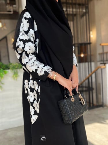 عباية نص كلوش بأكمام و جانبين تل أبيض مطرز - قماش...