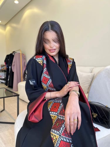 كريب كتان صيني أسود بقصة نص كلوش مزين بأطراف من ال...