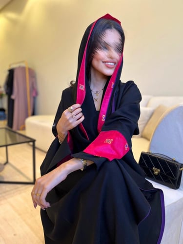 كريب كتان صيني أسود بقصة نص كلوش و اكمام مزينة بال...