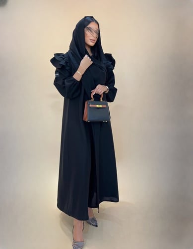 عباية أسود مزينة بطبقتين في الأكتاف - قماش كريب كت...