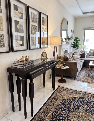 مدخل قطعتين خشب سنديان بني محروق