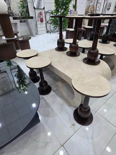 طاولات 7 قطع مقوص NEW بني معتق