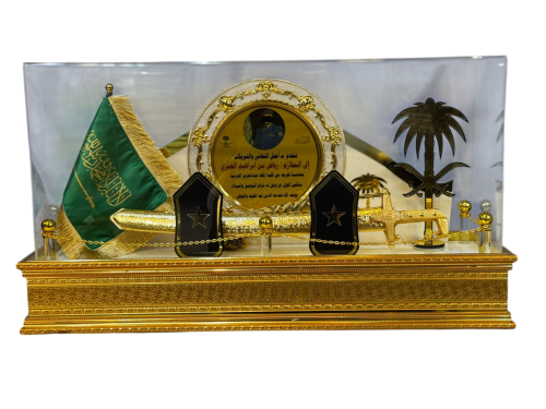 مجسم سيف ذهبي فاخر في صندوق زجاجي
