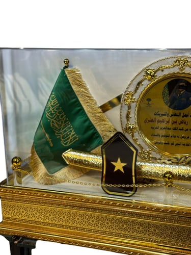 مجسم سيف ذهبي فاخر في صندوق زجاجي