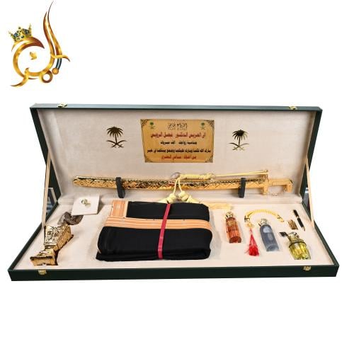 طقم هدية فاخر متكامل – سيف عربي مع بشت وعطور داخل...