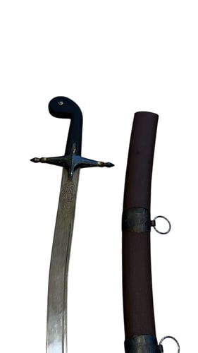 سيف عربي منحني مع غمد فاخر