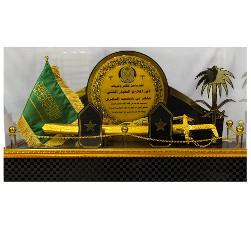 درع تكريمي فاخر بسيف ذهبي منقوش داخل صندوق زجاجي –...