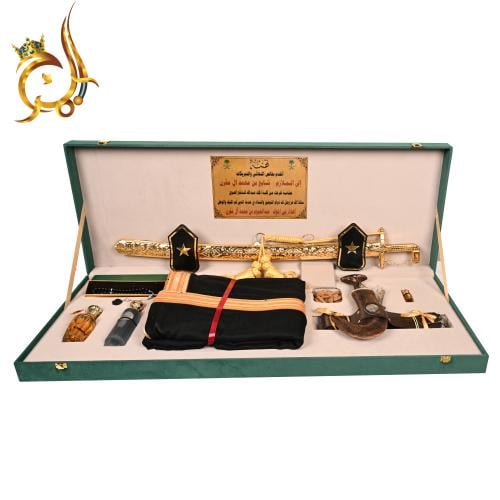 طقم تكريم ملكي فاخر جدًا – سيف عربي + جنبية + بشت...